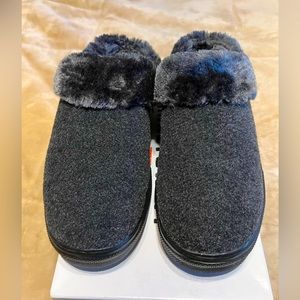 New! Minnetonka Windy women’s slippers, charcoal, size 9